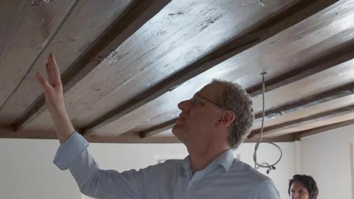 Die Decke in der ehemaligen Bohlenstube präsentiert sich dem Bürgermeister im frischen Glanz