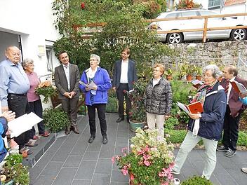 Das Jubelpaar stand im Türrahmen, als der Gesangverein ein Ständchen brachte und Landrat Hermann Ulm sowie Bürgermeister Stefan Förtsch zum Gratulieren vorbeikamen.  Foto: Reinhard Löwisch