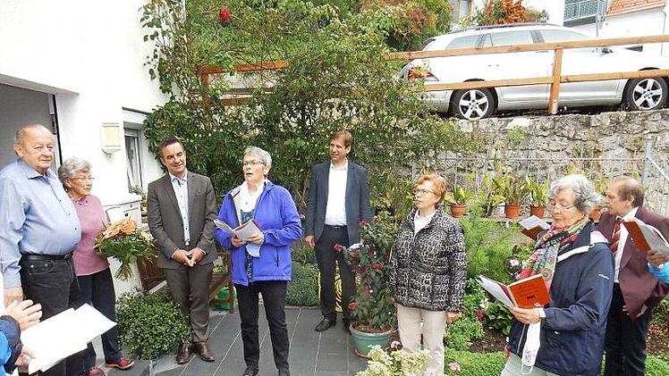 Das Jubelpaar stand im Türrahmen, als der Gesangverein ein Ständchen brachte und Landrat Hermann Ulm sowie Bürgermeister Stefan Förtsch zum Gratulieren vorbeikamen.  Foto: Reinhard Löwisch