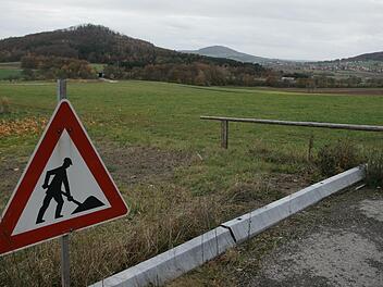 Das Baustellenschild k&uuml;ndet (eher zuf&auml;llig) von ehrgeizigen Pl&auml;nen: In der s&uuml;dwestlichen Erweiterung des Gewerbegebiets Schildeck m&ouml;chte Patzer Erden eine neue Produktionsst&auml;tte mit 50 Arbeitspl&auml;tzen errichten (hinten die Mettermich). Foto: Steffen Standke