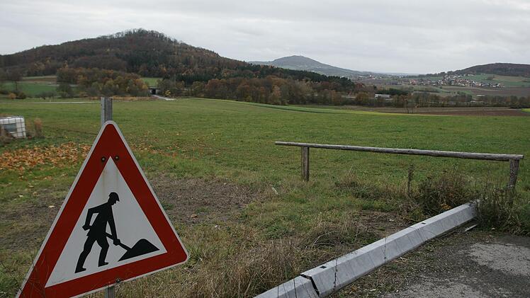 Das Baustellenschild kündet (eher zufällig) von ehrgeizigen Plänen: In der südwestlichen Erweiterung des Gewerbegebiets Schildeck möchte Patzer Erden eine neue Produktionsstätte mit 50 Arbeitsplätzen errichten (hinten die Mettermich). Foto: Steffen Standke