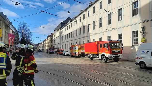 W&uuml;rzburg: Wasserrohrbruch am Juliusspital - Feuerwehr zu Gro&szlig;einsatz gerufen