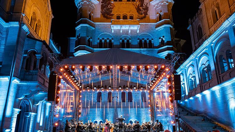 Julia Fischer und die Kammerphilharmonie Bremen spielen vor "aufregend illuminierter" Traumkulisse auf Neuschwanstein.
