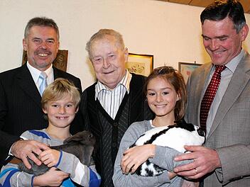 Zum 85. Geburtstag gratulieren Karl Erhard stellvertretender Landrat Paul Streng, Bürgermeister Peter Kornell sowie die Enkel Jakob und Emma. Foto: Pfannes