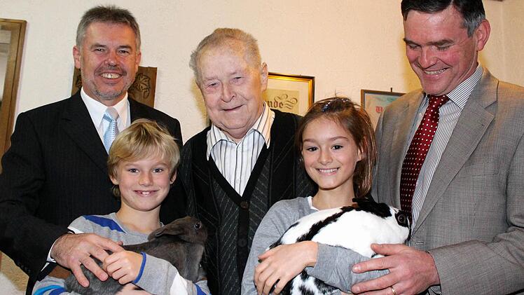 Zum 85. Geburtstag gratulieren Karl Erhard stellvertretender Landrat Paul Streng, Bürgermeister Peter Kornell sowie die Enkel Jakob und Emma. Foto: Pfannes