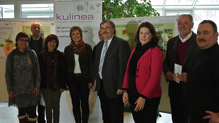 Viele Fachleute halfen zusammen, um die Genussmesse Kulinea aus der Taufe zu heben. So der frühere Kreisfachberater Heinz Müller (Zweiter von rechts) und Regionalmanagerin Jennifer Knipping (daneben) sowie Claudia Schwarz aus Knetzgau vom Landwirtschaftsamt Schweinfurt (Dritte von links). Foto: kra