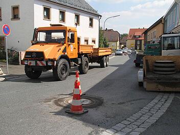 Innerorts hebt die Firma ABS Meile die Kanaldeckel an, danach bessert die Firma Günther-Bau ebenfalls nach. Ein Teil der Kanaldeckel wurde schon im vergangenen Jahr saniert, doch wegen der immensen Belastung durch den Schwerlastverkehr haben sich die Deckel schon wieder gesetzt.