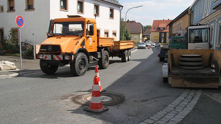 Innerorts hebt die Firma ABS Meile die Kanaldeckel an, danach bessert die Firma Günther-Bau ebenfalls nach. Ein Teil der Kanaldeckel wurde schon im vergangenen Jahr saniert, doch wegen der immensen Belastung durch den Schwerlastverkehr haben sich die Deckel schon wieder gesetzt.