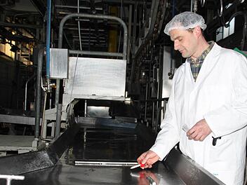 Hygieneprobe fürs Labor. Schlachthofleiter Dirk Grühn sorgt persönlich dafür, dass alle Qualitätsstandards eingehalten werden. Foto: Dagmar Besand