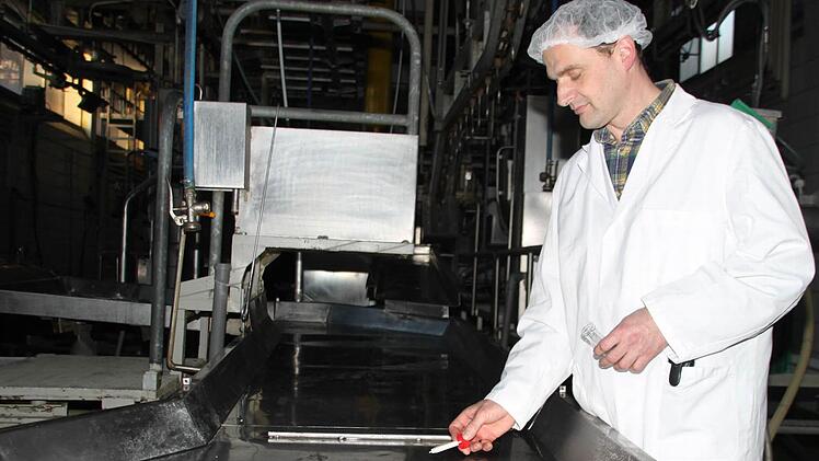 Hygieneprobe fürs Labor. Schlachthofleiter Dirk Grühn sorgt persönlich dafür, dass alle Qualitätsstandards eingehalten werden. Foto: Dagmar Besand