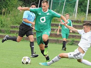 Voller Einsatz auf dem Platz: Andrzej Sadowski, der zurückgetretene Spielertrainer des SV Garitz, im Spiel gegen den FC Viktoria Kahl. Foto: Hopf