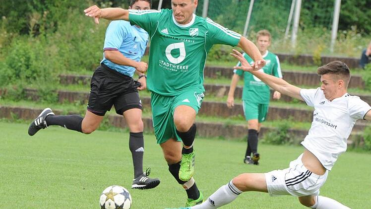 Voller Einsatz auf dem Platz: Andrzej Sadowski, der zurückgetretene Spielertrainer des SV Garitz, im Spiel gegen den FC Viktoria Kahl. Foto: Hopf