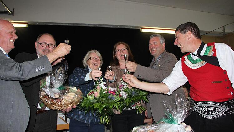 Mit Obstler auf die Partnerschaft angestoßen. "Die soll bis zu unserem 90. Lebensjahr halten", wünschte sich Klaus Knapp.