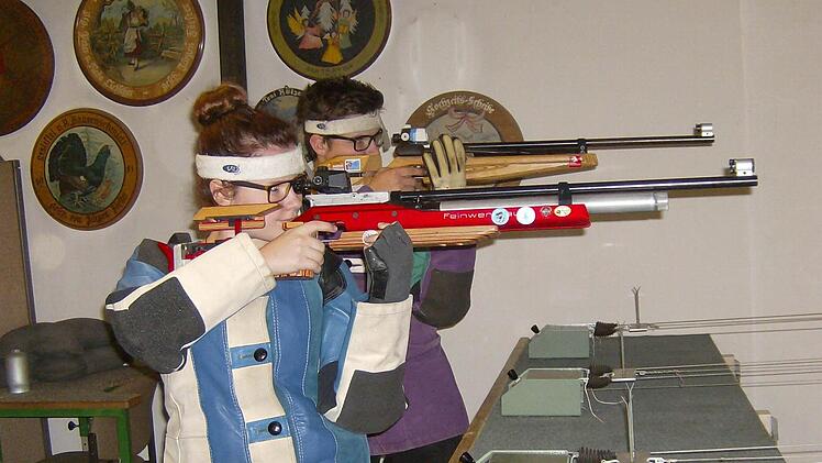 Hoch konzentriert: Katharina Bauer und ihr Bruder Tobias auf dem Schießstand Foto: Petra Malbrich