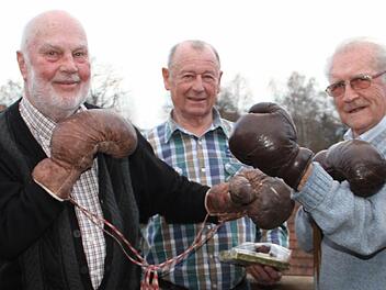 Als Zeitzeugen konnten die ehemaligen Boxer (von links) Erich Sparr, Siegfried Herold und Emanuel Martha viel Informationen zum Vortrag von Rudi Fetzer beitragen. Foto: gvö