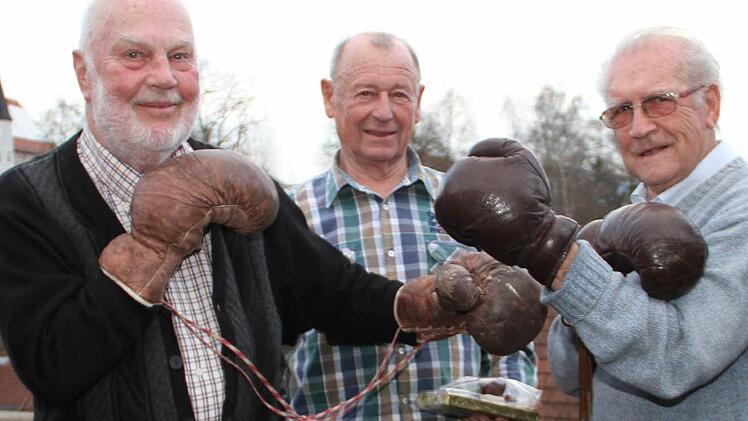 Als Zeitzeugen konnten die ehemaligen Boxer (von links) Erich Sparr, Siegfried Herold und Emanuel Martha viel Informationen zum Vortrag von Rudi Fetzer beitragen. Foto: gvö