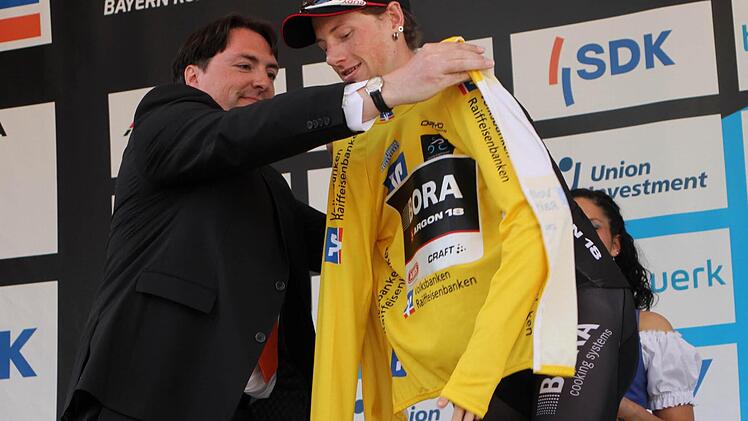 Das Lieblings-Kleidungsstück bei der Bayernrundfahrt, das Gelbe Trikot des Gesamtführenden, durfte sich Sam Bennett überstreifen.