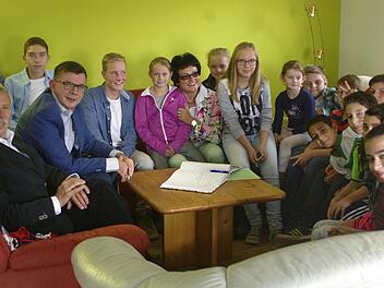 Die Eröffnung des Jugendraumes in Westheim feierten Alt-Bürgermeister Ernst Stross und Bürgermeister Armin Warmuth (sitzend, von links) sowie Ortssprecherin Gaby Ebert (Mitte) mit den Jugendlichen.  Foto: Winfried Ehling
