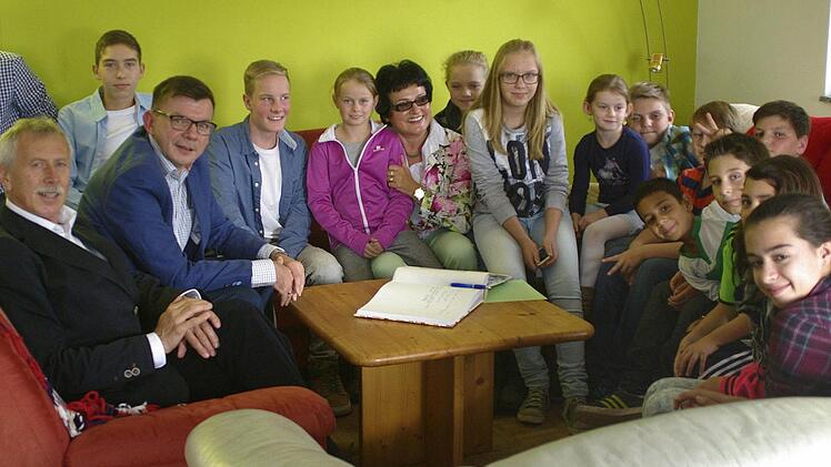 Die Eröffnung des Jugendraumes in Westheim feierten Alt-Bürgermeister Ernst Stross und Bürgermeister Armin Warmuth (sitzend, von links) sowie Ortssprecherin Gaby Ebert (Mitte) mit den Jugendlichen.  Foto: Winfried Ehling