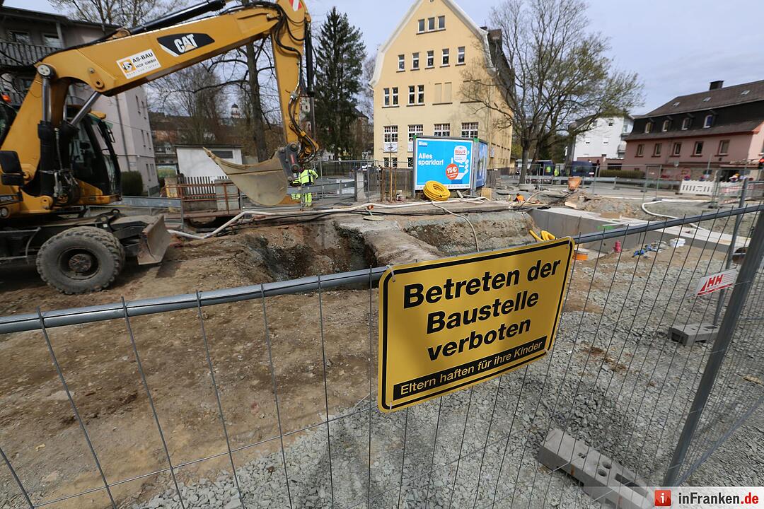 Historischer Fund in der Hofer Fabrikzeile: Bauarbeiter haben alte Grabsteine entdeckt