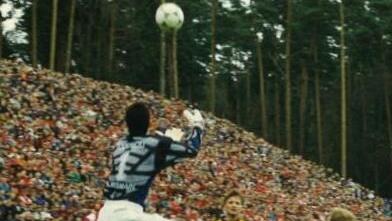 Weismains Torwart Marius Todericiu pflückt einen hohenBall herunter. Foto: Timo Stöhr