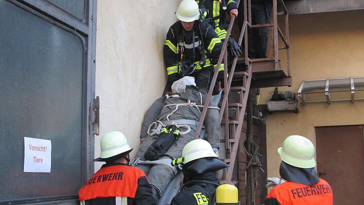 Der Verletzten-Transport über die steile, enge Treppe ist eine echte Herausforderung.  Foto: Winfried Ehling