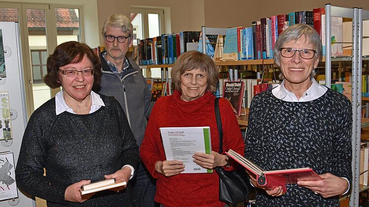 Die "Bücherengel", darunter  Herta Schneider, Klaus Krumscheid, Ingrid Jirku und Hildegard Schmidt Ulrike Langer