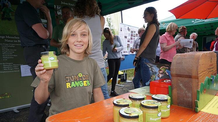 Juniorranger Juniorranger Vitus Kümmel aus Wüstensachsen bot den Bergwiesenhonig der  hessischen Juniorranger zum Kauf an.Marion Eckert