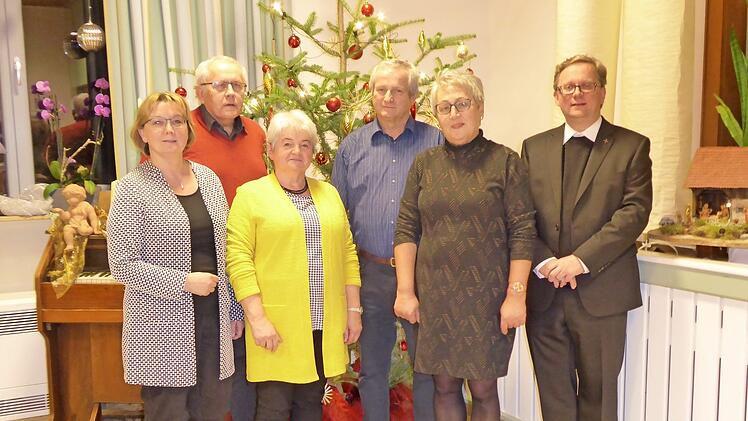 Bei der Jubil&auml;umsfeier (v.&nbsp;l.): Ulrike G&ouml;tz, Josef Gebhardt, Maria Postler, Alfred Gebhard, Veronika Kirchner und Pfarrer Oliver Sch&uuml;tz Foto: privat