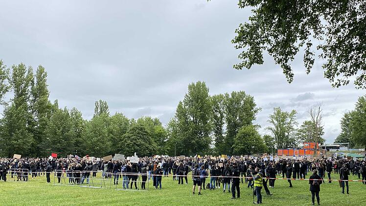 Hunderte Personen demonstrieren gegen Rassismus und Polizeigewalt