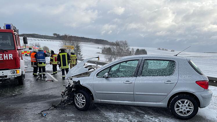 Nach starkem Schneefall: Autos kollidieren im Begegnungsverkehr