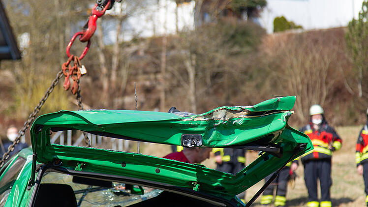 Rödental: Ältere Dame findet ihren Augenarzt nicht und fährt über Wendehammer hinaus: Auto landet auf dem Dach