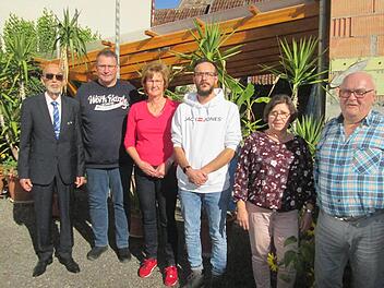 Vize-Kreisvorsitzender Helmut Beck (l.) gratulierte dem neu gewählten Vorstand des VdK Diebach /v. l.) Vorsitzender Andreas Remling, Gerda Franz, Denis Nachtmann, Gabriele Dausacker und Joachim Färber. Foto: Winfried Ehling