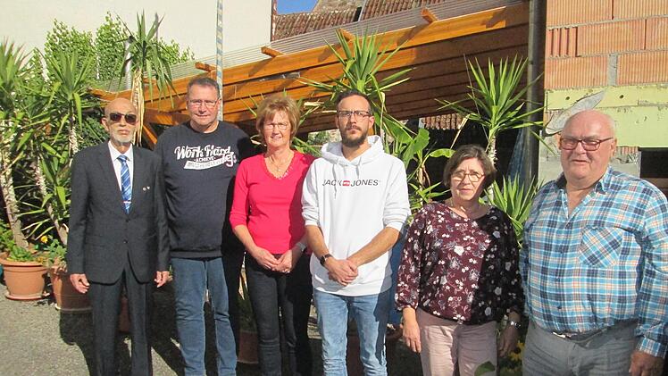 Vize-Kreisvorsitzender Helmut Beck (l.) gratulierte dem neu gewählten Vorstand des VdK Diebach /v. l.) Vorsitzender Andreas Remling, Gerda Franz, Denis Nachtmann, Gabriele Dausacker und Joachim Färber. Foto: Winfried Ehling