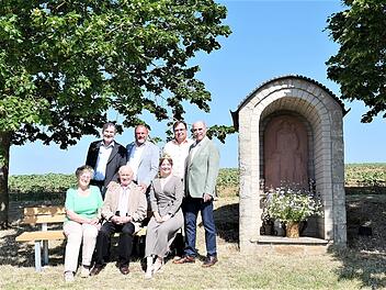 Leinach: Altb&uuml;rgermeister Oestemer wird Bank gewidmet - wo sie nun auf sein Gehei&szlig; platziert wurde