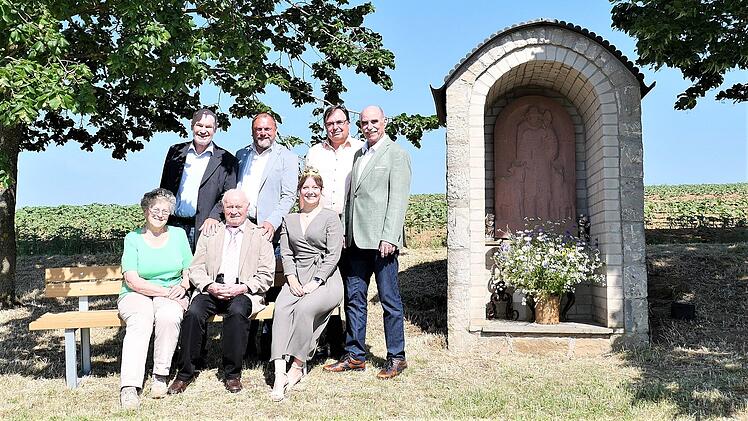 Leinach: Altb&uuml;rgermeister Oestemer wird Bank gewidmet - wo sie nun auf sein Gehei&szlig; platziert wurde
