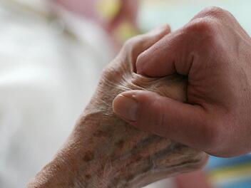 Zuwendung ist das Wichtigste auf der Palliativabteilung.  Foto: dpa