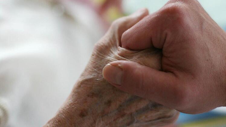 Zuwendung ist das Wichtigste auf der Palliativabteilung.  Foto: dpa