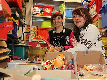 Isabella Reuschlein (rechts) und Katharina Hahn von der kommunalen Jugendarbeit des Landkreises haben alle Hände voll zu tun. Sie bereiten hunderte kleine Geschenke und Preise für den großen Kinderfasching in der Stadthalle vor, den sie gemeinsam mit dem Kreisjugendring und der Bayerischen Rundschau veranstalten. Fotos: Dagmar Besand