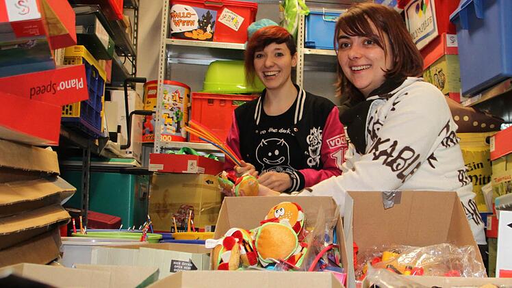 Isabella Reuschlein (rechts) und Katharina Hahn von der kommunalen Jugendarbeit des Landkreises haben alle Hände voll zu tun. Sie bereiten hunderte kleine Geschenke und Preise für den großen Kinderfasching in der Stadthalle vor, den sie gemeinsam mit dem Kreisjugendring und der Bayerischen Rundschau veranstalten. Fotos: Dagmar Besand