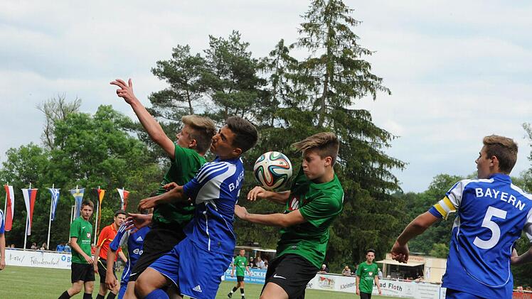 Szene aus dem Spiel des FC 05 Schweinfurt (grüne Trikots) gegen die Bayernauswahl (0:1).