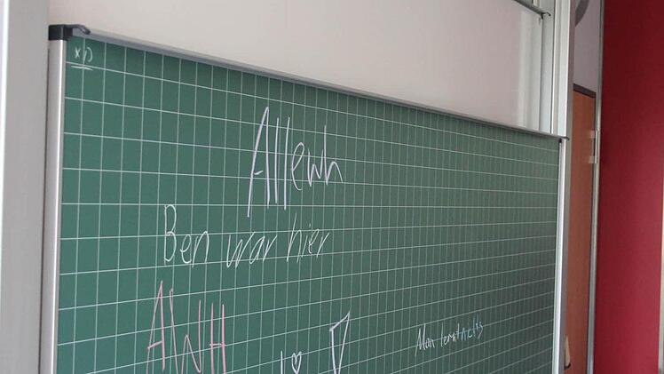 Die alte Schultafel hat ausgedient. Beamer (oben) und Whiteboard sind schon montiert.