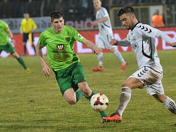 Um Schadensbegrenzung bemüht: Kevin Fery (links) attackiert Burghausens Philipp Knochner. Foto: Marion Wetterich