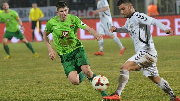 Um Schadensbegrenzung bemüht: Kevin Fery (links) attackiert Burghausens Philipp Knochner. Foto: Marion Wetterich