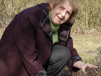 Durch Einarbeiten von Kompost und Diabas-Gesteinsmehl hat Eleonore Hohenberger in ihrem Garten einen perfekt lockeren Boden geschaffen.  Foto: Dagmar Besand