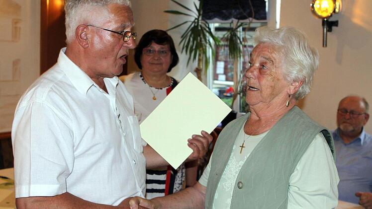 Über 16 Jahre stand Eva-Maria Wachter an der Spitze des Gesangvereins "Cäcilia". Ihr dankte unter andern der Vorsitzende des Fränkischen Sängerbundes Bernhard Zipfel. Foto: Michael Wunder