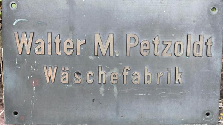 Das eiserne Fimrmenschild wurde nach der Schließung der Wäschefabrik demontiert, existiert aber heute noch. Foto: Mäuser