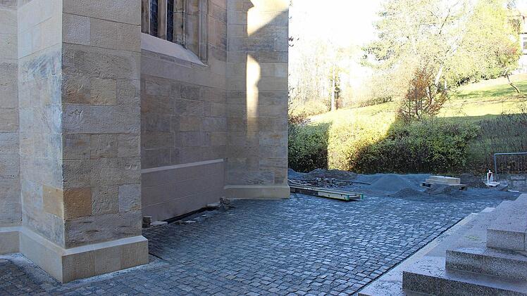 Hinter der Kirche, wo die 60er-Jahre-Sakristei abgerissen wurde, ist bereits gepflastert. Foto: Ulrike Nauer