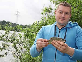 "Ich habe einen", zeigte Sebastian Kuis (35) seinen Fang. Doch so sehr sich Kuis auch selbst über seinen 140-Gramm-Fisch amüsierte, er brachte ihn unter die Top Ten. Fotos: Sonja Adam