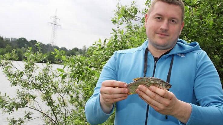 "Ich habe einen", zeigte Sebastian Kuis (35) seinen Fang. Doch so sehr sich Kuis auch selbst über seinen 140-Gramm-Fisch amüsierte, er brachte ihn unter die Top Ten. Fotos: Sonja Adam